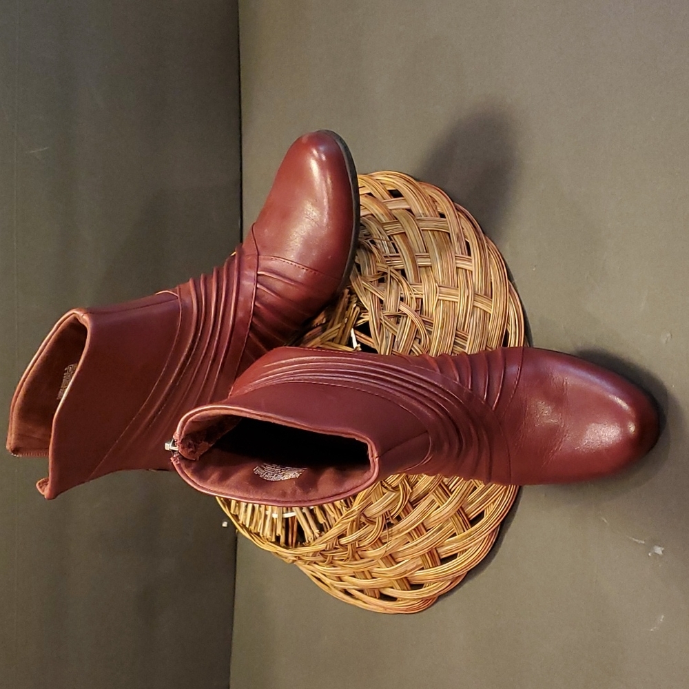 Rockport Women's Burgundy Booties.  8N